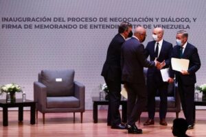 Régimen de Maduro y la oposición firmaron en México acuerdo para la recuperación de recursos bloqueados