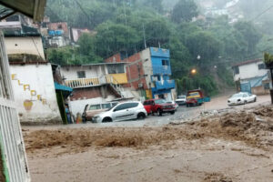 Reportan viviendas afectadas por deslizamiento de tierra en Caracas y La Guaira