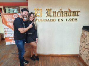 Roxana Díaz y Carlos Haydan jugaron la botellita con el público de Ciudad Bolívar | Diario El Luchador