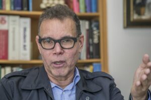 "Si la oposición no negocia terminará pulverizada y sin relación con las masas", asegura Luis Vicente León
