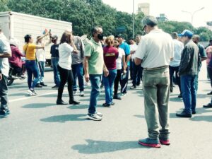 Trabajadores de la UCV trancaron la autopista a la altura de Plaza Venezuela