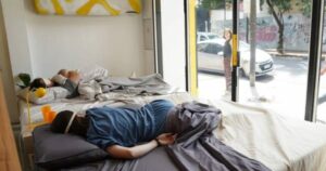 Trabajo de ensueño: empresa argentina paga por dormir una siesta en la vitrina de su local | Diario El Luchador
