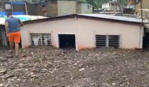 Tres viviendas tapiadas por deslave en Puerto La Cruz