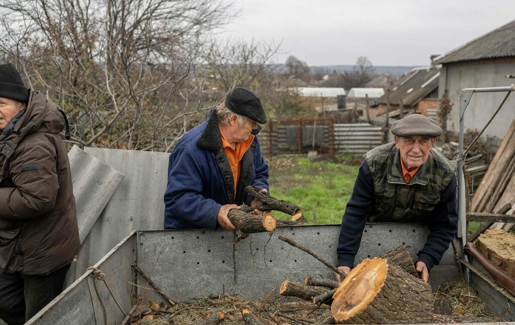 Ucranianos en búsqueda de leña para "sobrevivir" al invierno