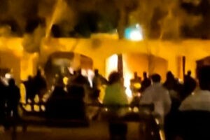 Un grupo de manifestante en Irn prende fuego a la casa natal del Ayatol Jomeini