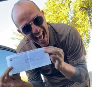 Un migrante cubano se hizo viral cuando recibió su primer cheque de trabajo en Estados Unidos