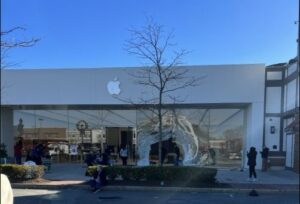 Un muerto al chocar un vehículo contra una tienda de Apple en las afueras de Boston