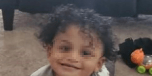 Un niño de dos años muere de hambre en su casa después de que su padre falleciera por causas naturales en el piso