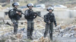 Varios enfrentamientos en Cisjordania se saldan con un palestino muerto bajo fuego israelí