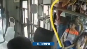Video: momento en que menor es impactada por bala perdida en un bus - Barranquilla - Colombia