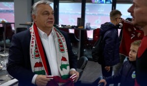 Viktor Orban, acusado de revisionismo tras lucir una bandera de la desaparecida 'Gran Hungra'