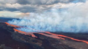 Volcán hawaiano Mauna Loa entra en erupción, arroja ceniza
