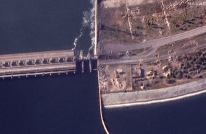 aterrador momento en que los rusos destruyeron puente e hidroeléctrica en Jersón