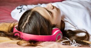 ¿Perjudica escuchar música alta con los auriculares? | Actualidad