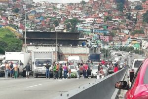 ▷ #DistritoCapital | Trancaron autopista a la altura de El Cementerio en Caracas por fallas en los servicios públicos #18Nov
