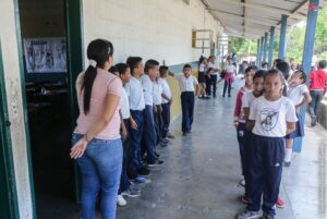 ▷ Más del 50% de los docentes venezolanos han abandonado las aulas debido a la precarización salarial #23Nov