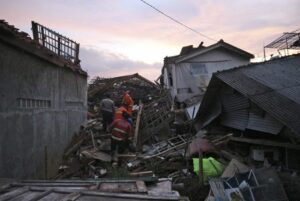 ▷ #VIDEO Sismo derriba casas y deja 163 muertos en Indonesia #21Nov