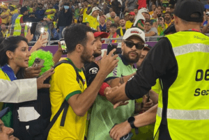 ▷ #VIDEO ¡Creyeron que era el auténtico! El doble de Neymar burló a los espectadores en el Brasil - Suiza #29Nov