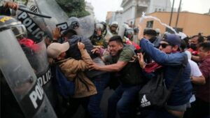 Crisis en Perú: manifestantes exigen nuevas elecciones y la presidenta Boluarte sopesa convocarlas