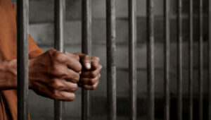 Imponen 22 años de prisión a un hombre por violar a su hijastra