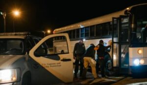 Texas envía buses con migrantes a la casa de Kamala Harris