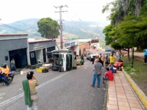 Al menos ocho personas resultaron heridas tras volcarse camión en Táchira | Diario El Luchador