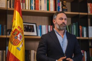 Abascal ofrece al PP una moción de censura con un candidato neutral ante el "golpe constitucional" de Sánchez