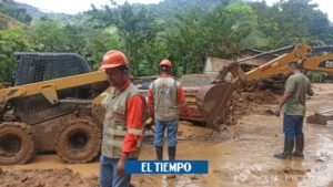 Antioquia: Deslizamiento en vía a Urabá arrastró a 4 vehículo - Medellín - Colombia