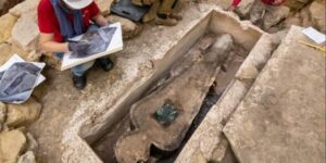 Arqueólogos desvelan misterio de los dos sarcófagos descubiertos tras incendio de la catedral de Notre Dame | Diario El Luchador