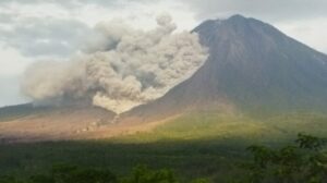 Autoridades de Indonesia elevan el nivel de alerta por erupción volcánica