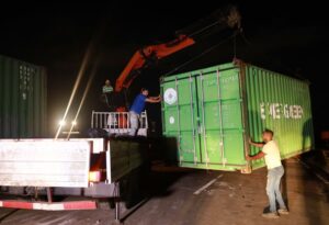 Autoridades retiran contenedores del puente de Tienditas