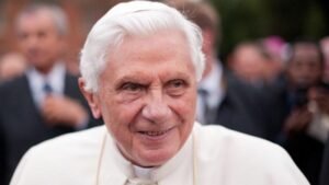 Benedicto XVI: el embrollo protocolar que plantea para el Vaticano la delicada salud del Papa emérito