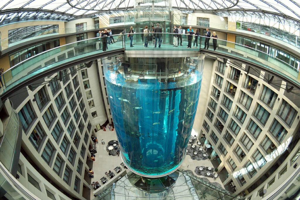 Berln se queda sin hotel-acuario tras el estallido del 'AquaDom': "Pens que era un terremoto"