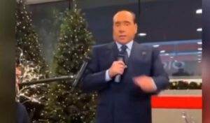 Berlusconi en la fiesta de Navidad del Monza: "Si ganis, os mando un autobs con putas al vestuario"