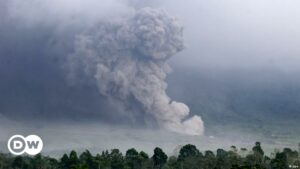 Casi 2.000 desplazados tras la erupción de un volcán en Indonesia | El Mundo | DW
