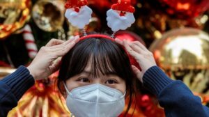 Una mujer en el marcado navideño de Shangai, en medio de un brote de Covid en China. Foto: EFE