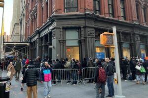 Cientos de personas hacen cola para comprar en la primera tienda legal de marihuana en Nueva York