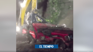 Derrumbe en Risaralda: usan maquinaría pesada para sacar a vehículos - Otras Ciudades - Colombia