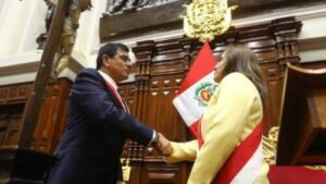 Dina Boluarte jura como primera presidenta de Perú