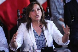 Dina Boluarte prescinde de su primer ministro antes de la votacin clave en el Congreso