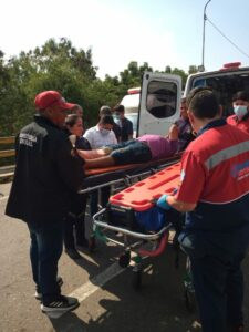 Dos lesionados en colisión de moto con carro en Ureña