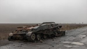 Un carro de combate destruido en Jerson (Ucrania). Foto de archivo: EFE