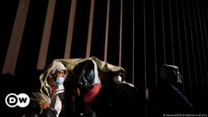 EE.UU. seguirá expulsando migrantes pese a levantar el Título 42 | El Mundo | DW