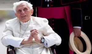 El Papa pide rezar por Benedicto XVI: "Est muy enfermo"
