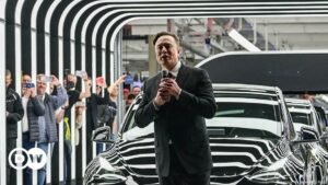 Elon Musk vuelve a vender acciones de Tesla tras comprar Twitter | NEGOCIOS | DW