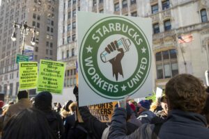 Empleados de Starbucks en EE.UU. celebran primer aniversario de lucha sindical