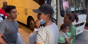 Envían buses con decenas de migrantes desde Texas