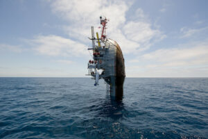 FLIP, la sorprendente plataforma de investigación marina capaz de "ponerse de pie" en pleno océano