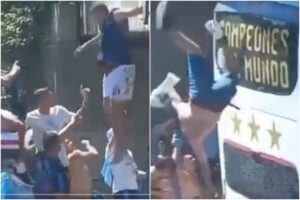 Fanáticos se lanzaron desde un puente para caer sobre el autobús que trasladaba a Messi y a los campeones de la Copa del Mundo (+Video fuerte)