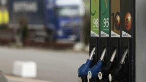 Francia ofrece 100 euros para combustible a conductores con bajos ingresos. Foto: EFE